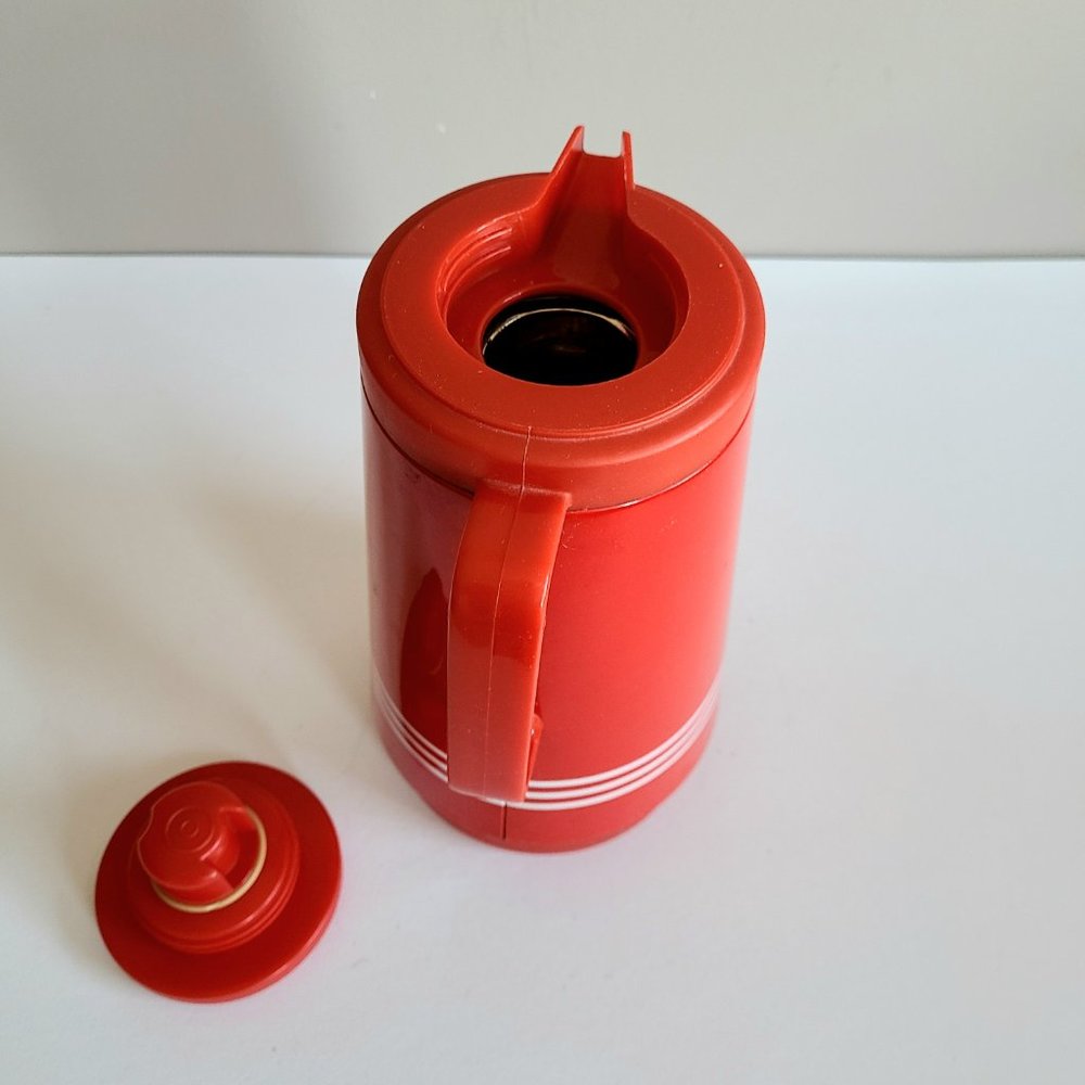 Vintage red thermos. Made in Taiwan - Picture 7 of 7